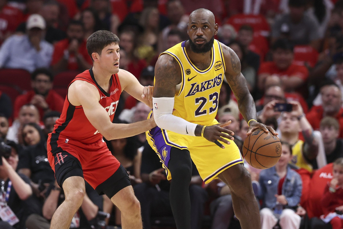 湖人再度赢球，詹姆斯打疯了，斯玛特防守真无敌，两人末节救主|火箭|NBA季后赛|首轮|马库斯-斯玛特|阿尔佩伦-申京_新浪体育_新浪新闻